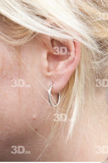 Ear Woman White Casual Average