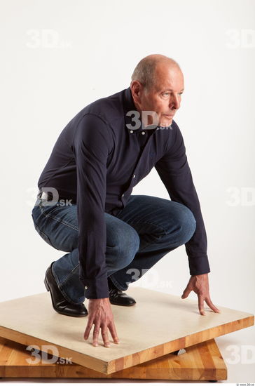 Kneeling pose blue deep shirt jeans of Ed